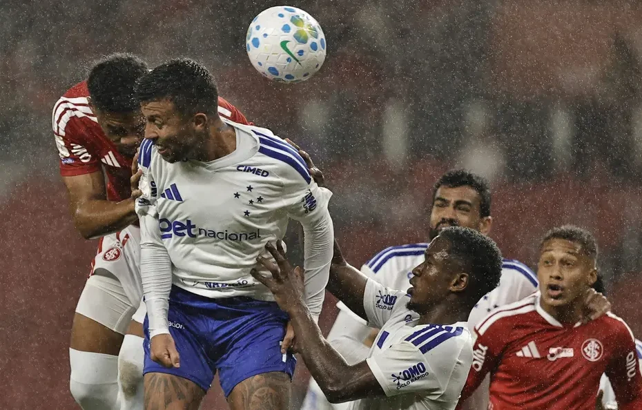 Cruzeiro vence o Inter fora de casa e sobe na tabela