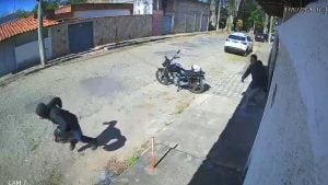 Ladrão tenta furtar moto, é perseguido por dono e acaba preso em Divinópolis