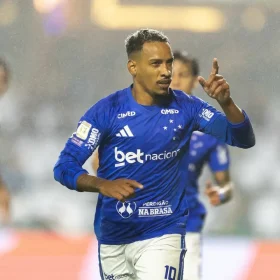 Matheus Pereira decide e Cruzeiro vence o Coritiba fora de casa