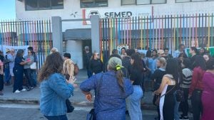 Servidores de Divinópolis fazem ato na Semed contra a reforma da previdência