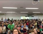 Sob protestos, Câmara de Divinópolis encerra reunião sem votar reforma da previdência