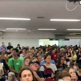 Sob protestos, Câmara de Divinópolis encerra reunião sem votar reforma da previdência