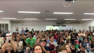 Sob protestos, Câmara de Divinópolis encerra reunião sem votar reforma da previdência