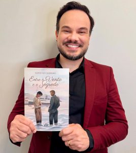 FL&Aacute;VIO VAZ CALDERARO LAN&Ccedil;A NOVO LIVRO.