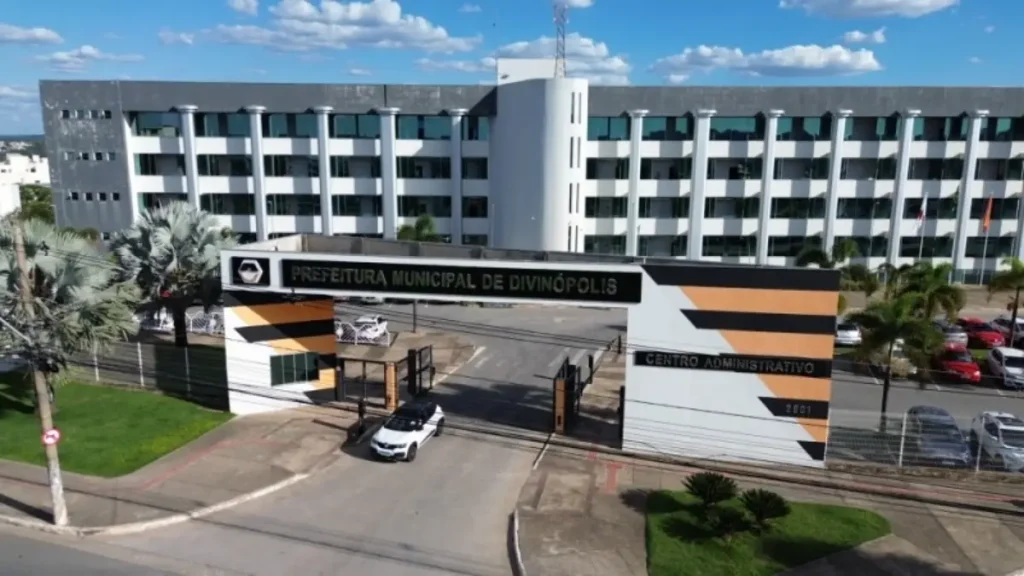 Servidores municipais em mobiliza&ccedil;&atilde;o durante a greve que motivou a a&ccedil;&atilde;o judicial da Prefeitura de Divin&oacute;polis