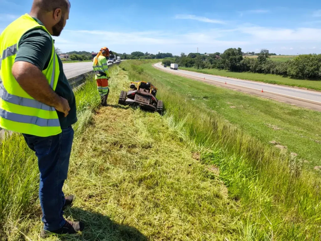 Rob&ocirc; realizando aceiro em faixa de vegeta&ccedil;&atilde;o &agrave;s margens de rodovia do Grupo Via Appia