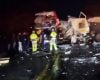 Acidente entre ônibus, carreta e caminhonete deixa 2 mortos na MG-050, em Piumhi