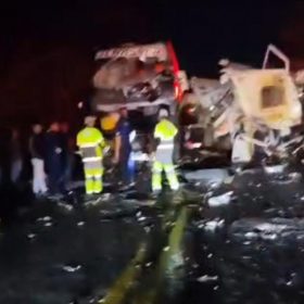 Acidente entre ônibus, carreta e caminhonete deixa 2 mortos na MG-050, em Piumhi