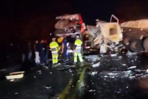 Acidente entre &ocirc;nibus, carreta e caminhonete deixa 2 mortos na MG-050, em Piumhi