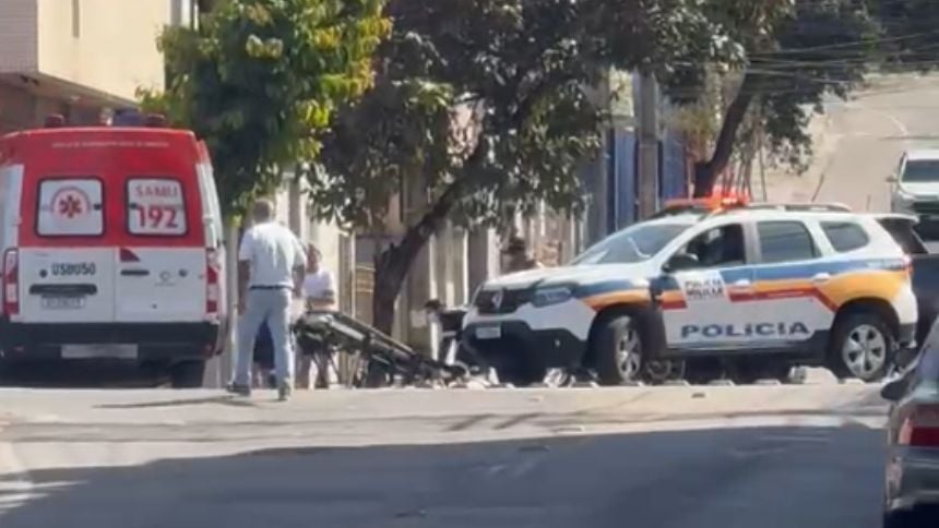 Mulher fica ferida ap&oacute;s acidente na av. 21 de Abril, em Divin&oacute;polis
