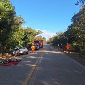 Acidente grave entre carro e caminhão na BR-352, em Pitangui