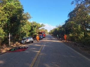 Acidente grave entre carro e caminhão na BR-352, em Pitangui