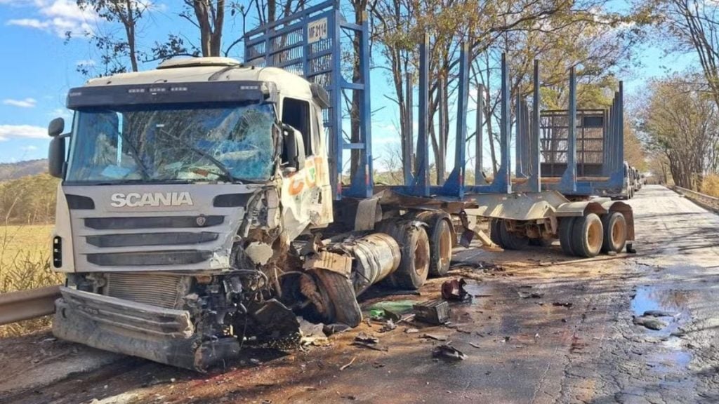 Motorista morre ap&oacute;s caminh&atilde;o bater em carreta na BR-354, em Arcos