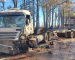 Motorista morre após caminhão bater em carreta na BR-354, em Arcos