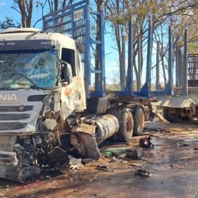 Motorista morre após caminhão bater em carreta na BR-354, em Arcos
