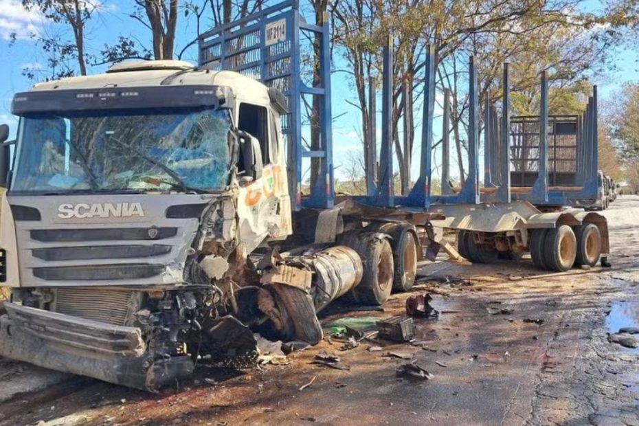 Motorista morre ap&oacute;s caminh&atilde;o bater em carreta na BR-354, em Arcos