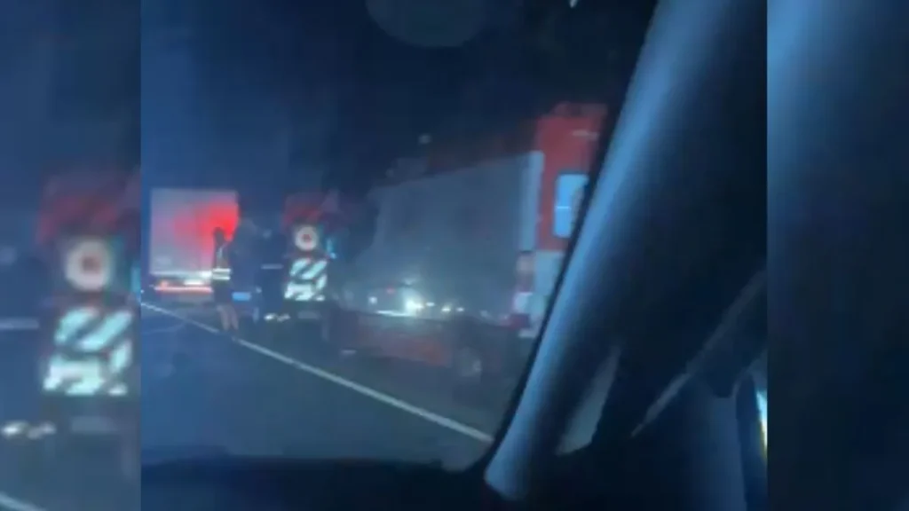 Acidente na BR-494 envolvendo ve&iacute;culos durante a noite