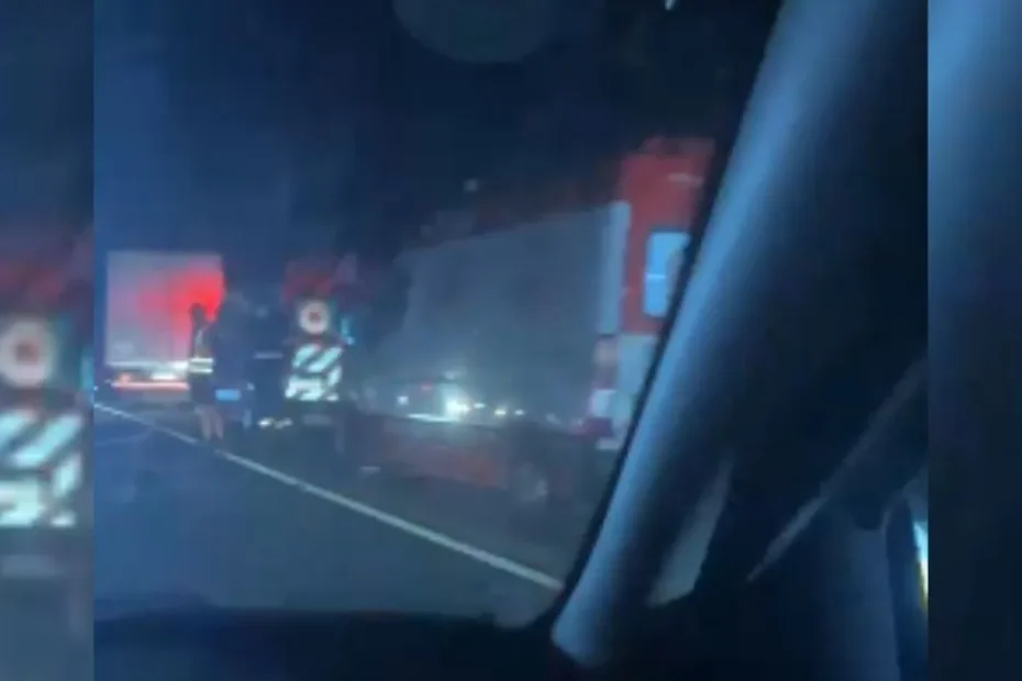 Acidente na BR-494 envolvendo veículos durante a noite