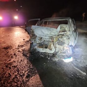 Acidente na BR-354 em Arcos envolvendo carreta, caminhonete e VW Gol
