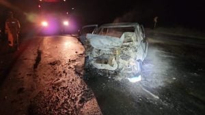 Acidente na BR-354 em Arcos envolvendo carreta, caminhonete e VW Gol