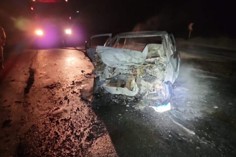 Acidente na BR-354 em Arcos envolvendo carreta, caminhonete e VW Gol