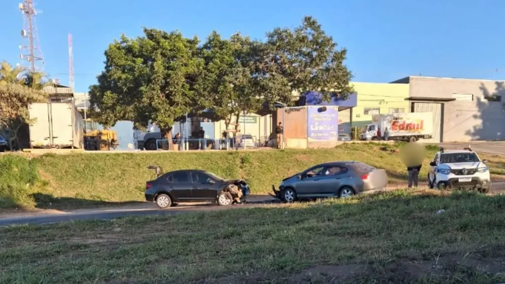 Acidente entre dois carros na BR-494, pr&oacute;ximo ao Parque de Exposi&ccedil;&otilde;es, em Divin&oacute;polis.