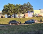 Acidente entre dois carros na BR-494, próximo ao Parque de Exposições, em Divinópolis.