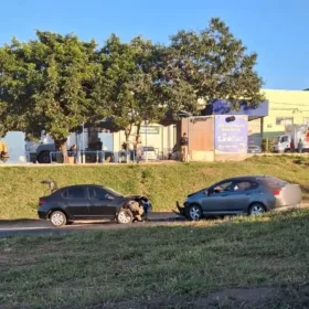 Acidente entre dois carros na BR-494, próximo ao Parque de Exposições, em Divinópolis.
