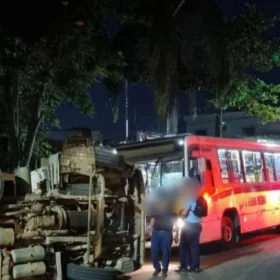 Acidente entre caminhão e ônibus no bairro Santa Edwiges em Itaúna