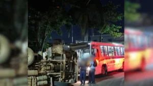 Acidente entre caminhão e ônibus no bairro Santa Edwiges em Itaúna