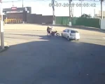Acidente entre carro e moto em Divinópolis registrado por câmeras de segurança