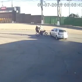 Acidente entre carro e moto em Divinópolis registrado por câmeras de segurança