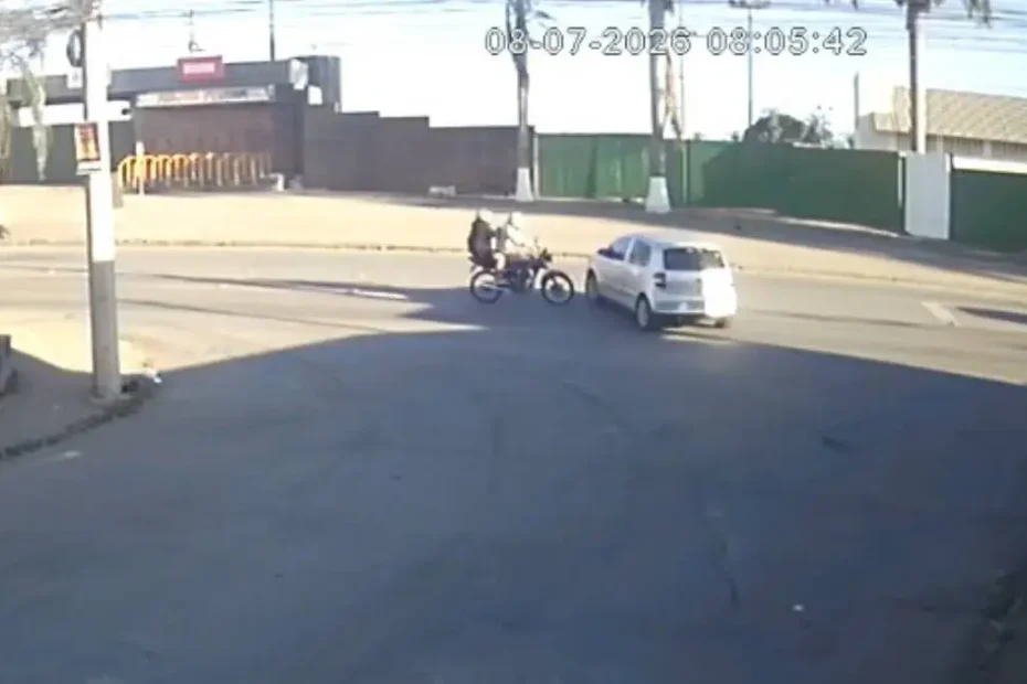 Acidente entre carro e moto em Divin&oacute;polis registrado por c&acirc;meras de seguran&ccedil;a