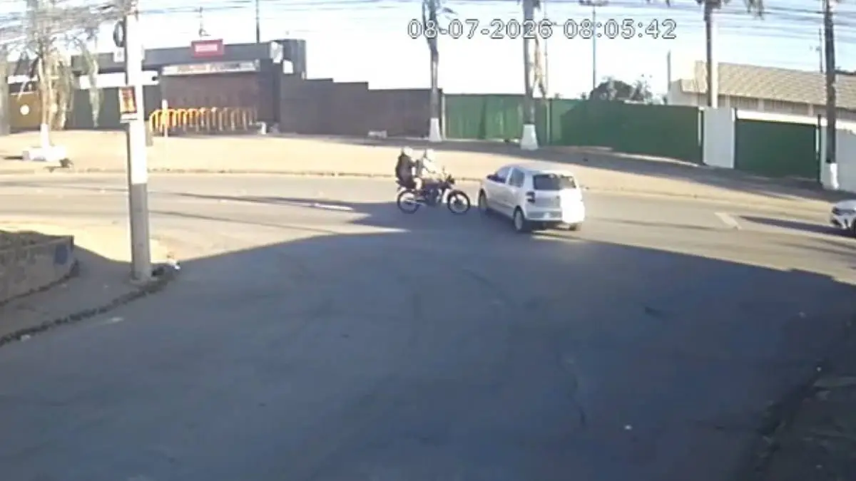 Acidente entre carro e moto em Divin&oacute;polis registrado por c&acirc;meras de seguran&ccedil;a