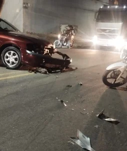 Acidente provoca trânsito lento na Avenida Governador Magalhães Pinto, em Divinópolis