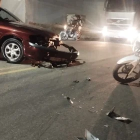 Acidente provoca trânsito lento na Avenida Governador Magalhães Pinto, em Divinópolis
