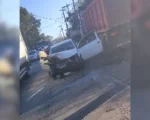 Acidente entre caminhonete e caminhão na Avenida Governador Magalhães Pinto, em Divinópolis