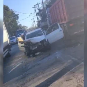 Acidente entre caminhonete e caminhão na Avenida Governador Magalhães Pinto, em Divinópolis