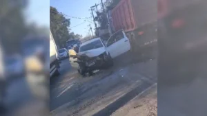 Acidente entre caminhonete e caminhão na Avenida Governador Magalhães Pinto, em Divinópolis
