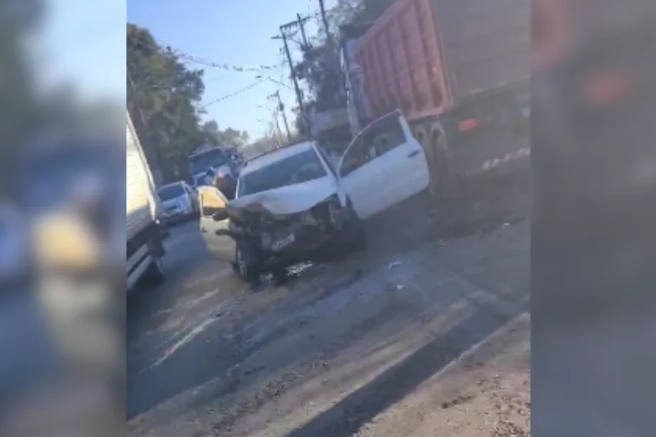 Acidente entre caminhonete e caminh&atilde;o na Avenida Governador Magalh&atilde;es Pinto, em Divin&oacute;polis
