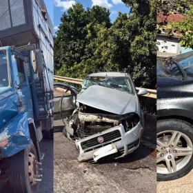 Acidente entre caminhonete, carro e caminhão na MG-050, em Itaúna