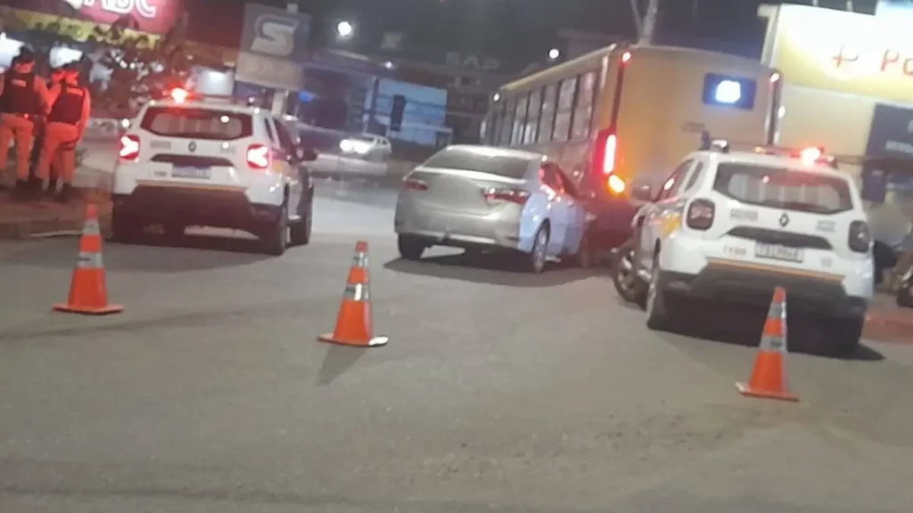 Acidente entre moto e &ocirc;nibus registrado no bairro Porto Velho, em Divin&oacute;polis.