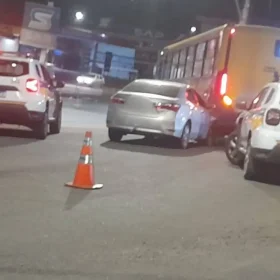 Acidente entre moto e ônibus registrado no bairro Porto Velho, em Divinópolis.