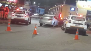 Acidente entre moto e ônibus registrado no bairro Porto Velho, em Divinópolis.