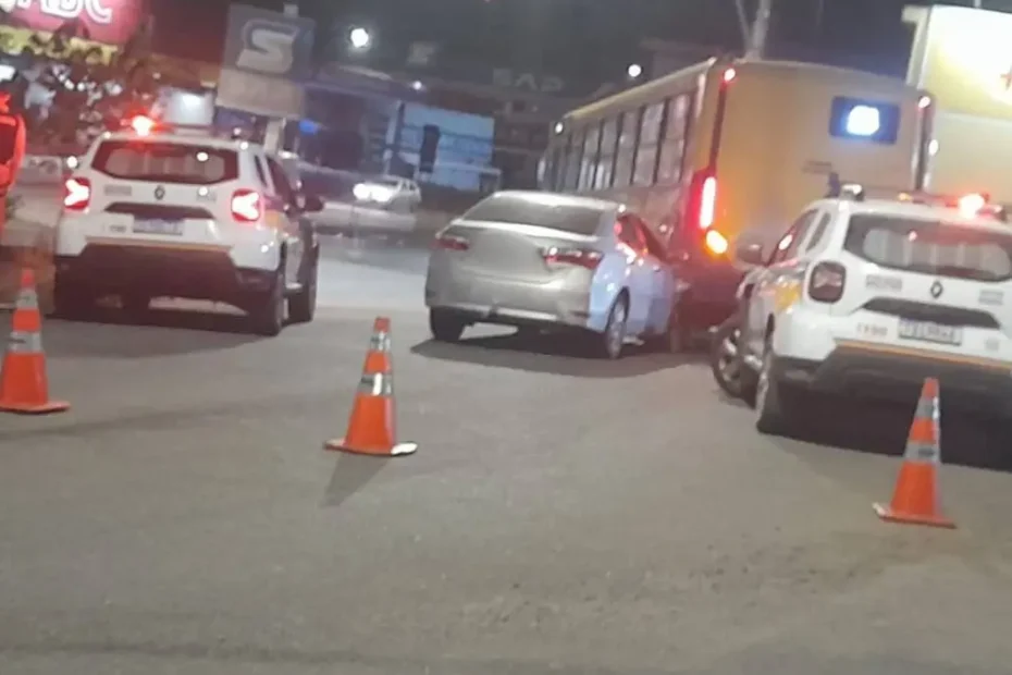 Acidente entre moto e ônibus registrado no bairro Porto Velho, em Divinópolis.