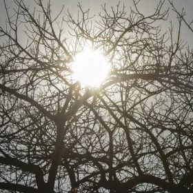 Céu seco em Divinópolis durante alerta de baixa umidade do INMET