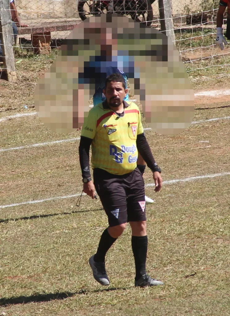 bitro da Liga Municipal de Desportos de Divin&oacute;polis durante partida de futebol