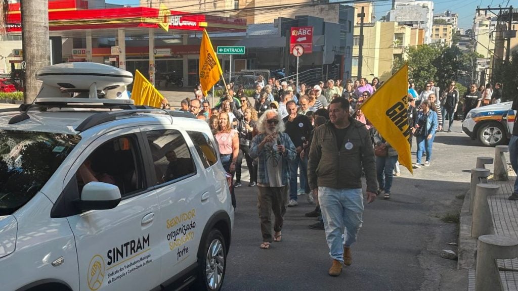 Ato na porta do Diviprev marca 5º dia de greve geral em Divinópolis