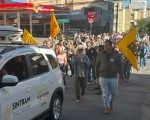 Ato na porta do Diviprev marca 5&ordm; dia de greve geral em Divin&oacute;polis