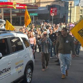 Ato na porta do Diviprev marca 5º dia de greve geral em Divinópolis